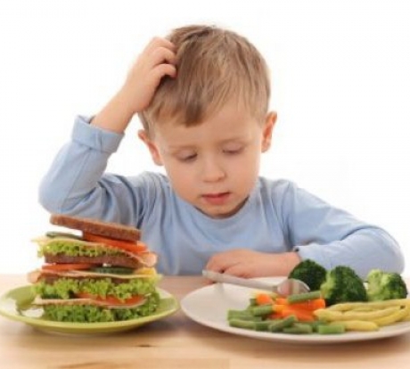 Πως θα μάθετε το παιδί σας να τρώει σωστά